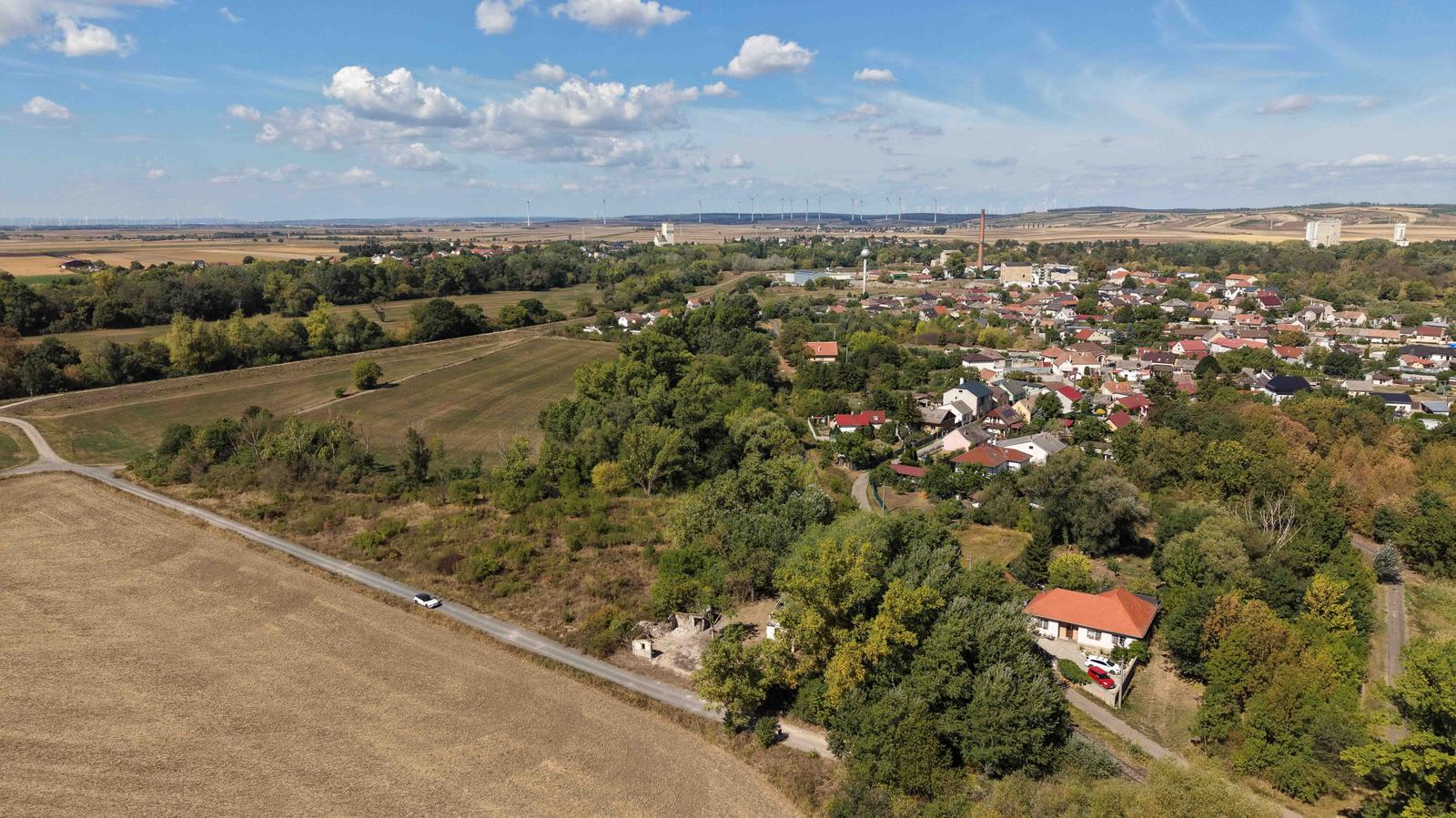 STAVEBNÝ POZEMOK V ZÁHORSKEJ VSI – POKOJ A PRÍRODA NA DOSAH – fotka 2