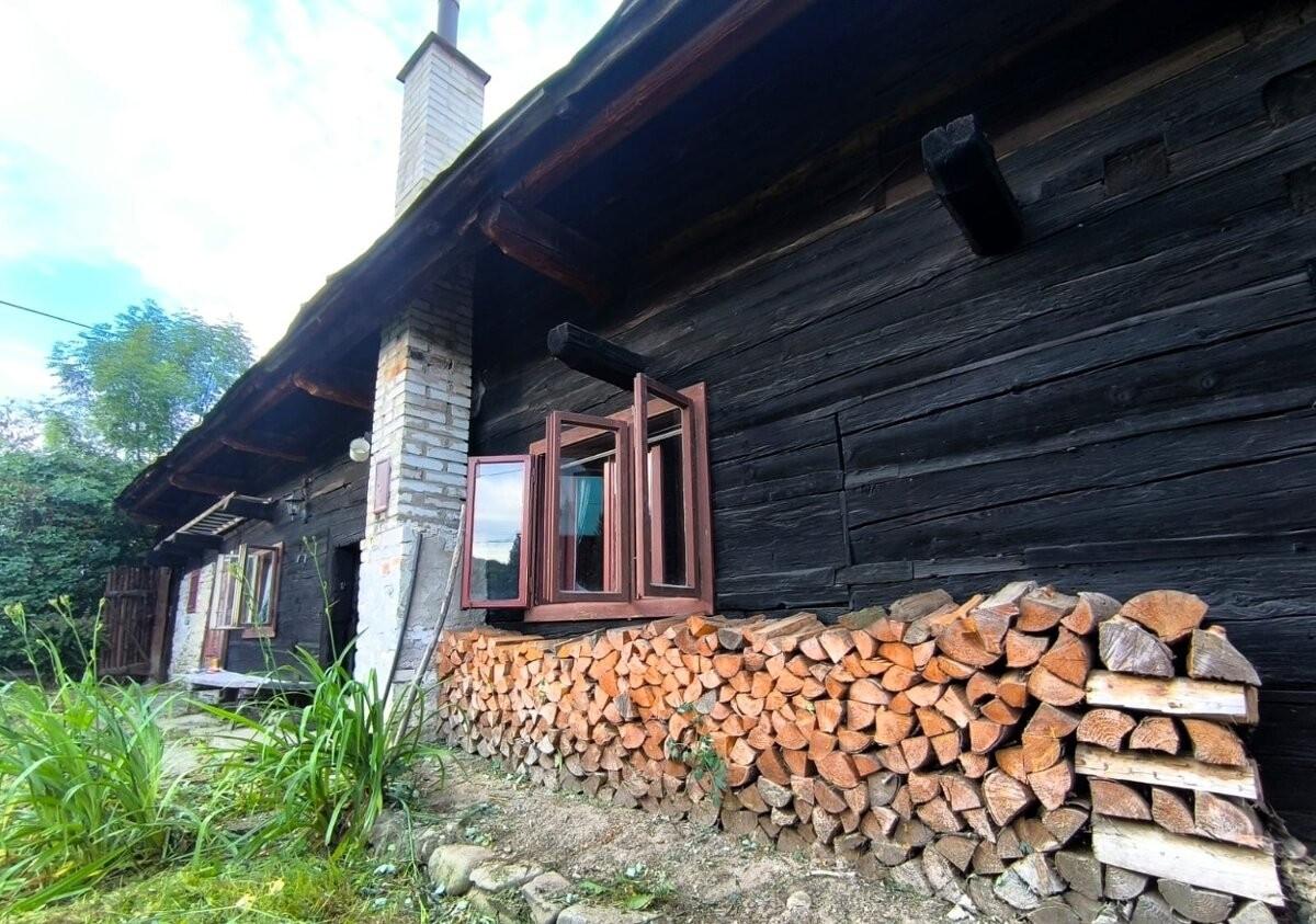 Na predaj: Tradičná drevenica  v centre obce Papradno – fotka 2
