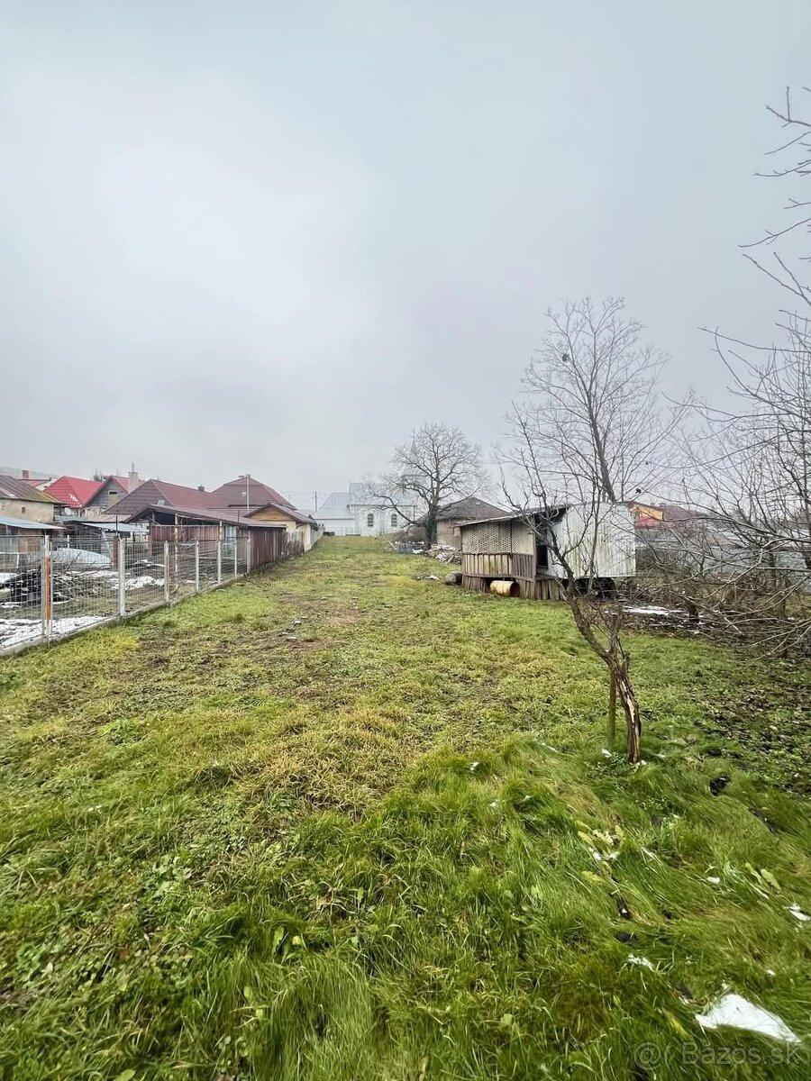 Investícia s Potenciálom: Stavebný Pozemok s Chatkou v Krivošťanoch pri Strážskom!