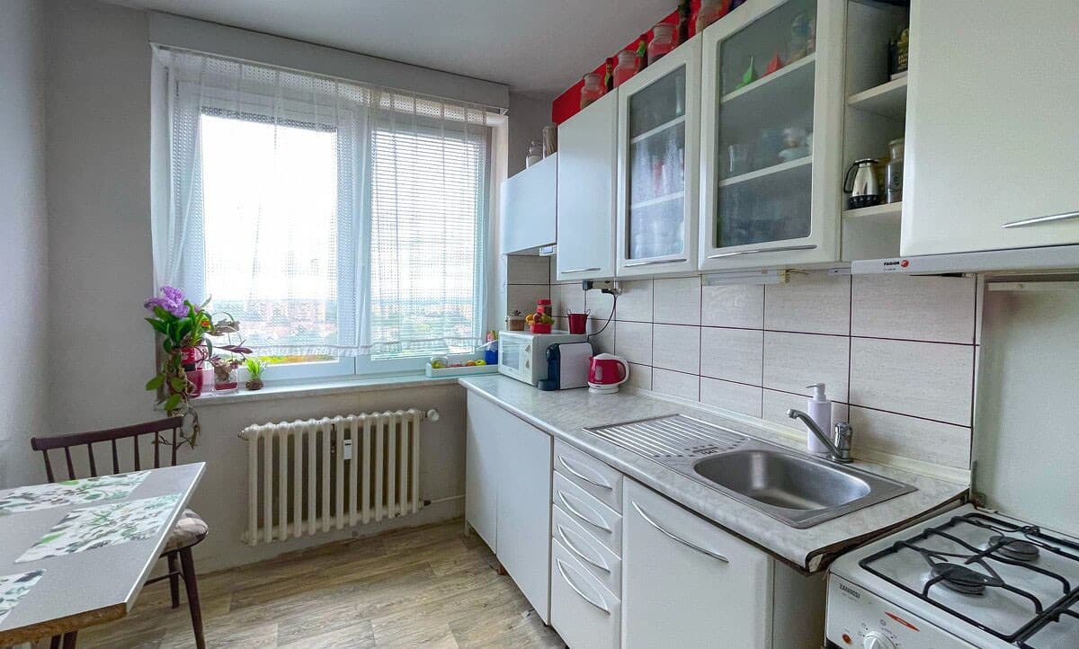 Predaj: Priestranný 3-izbový Byt s Balkónom a Potenciálom na Východe!