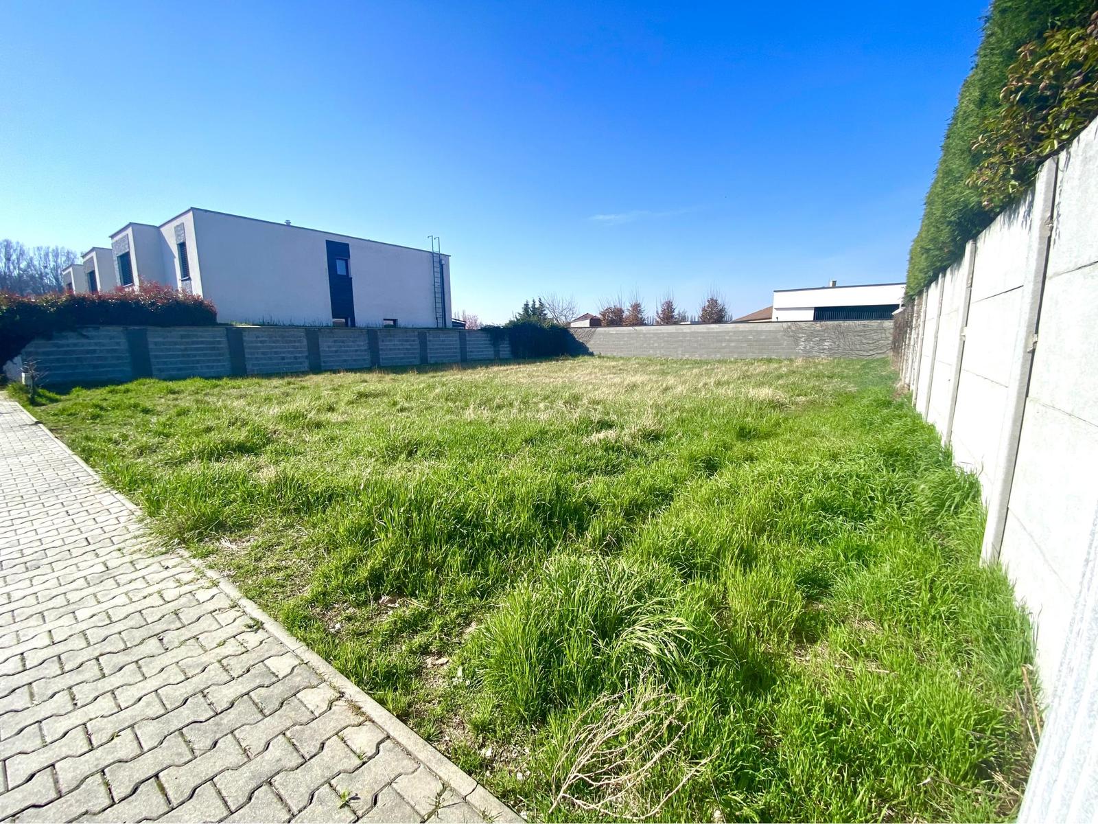 +++ KRÁSNY STAVEBNÝ POZEMOK NA KAMENNEJ CESTE V TRNAVE NA PREDAJ - 606m2++++