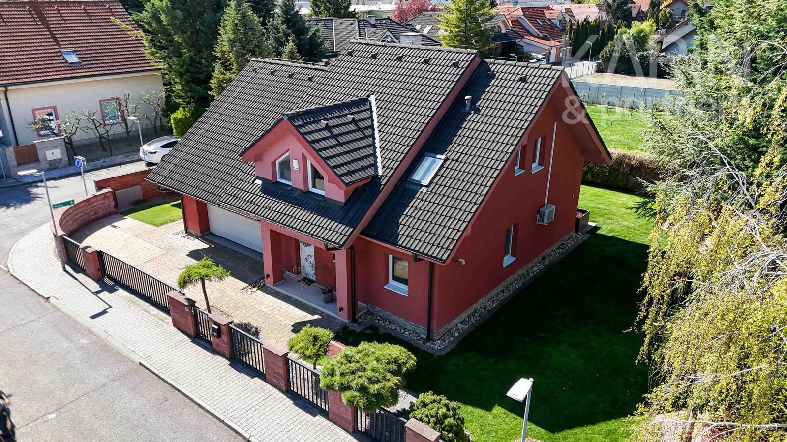 REZERVOVANÝ PRIESTRANNÝ 5I RODINNÝ DOM S DVOJGARÁŽOU A KRÁSNOU ZÁHRADOU