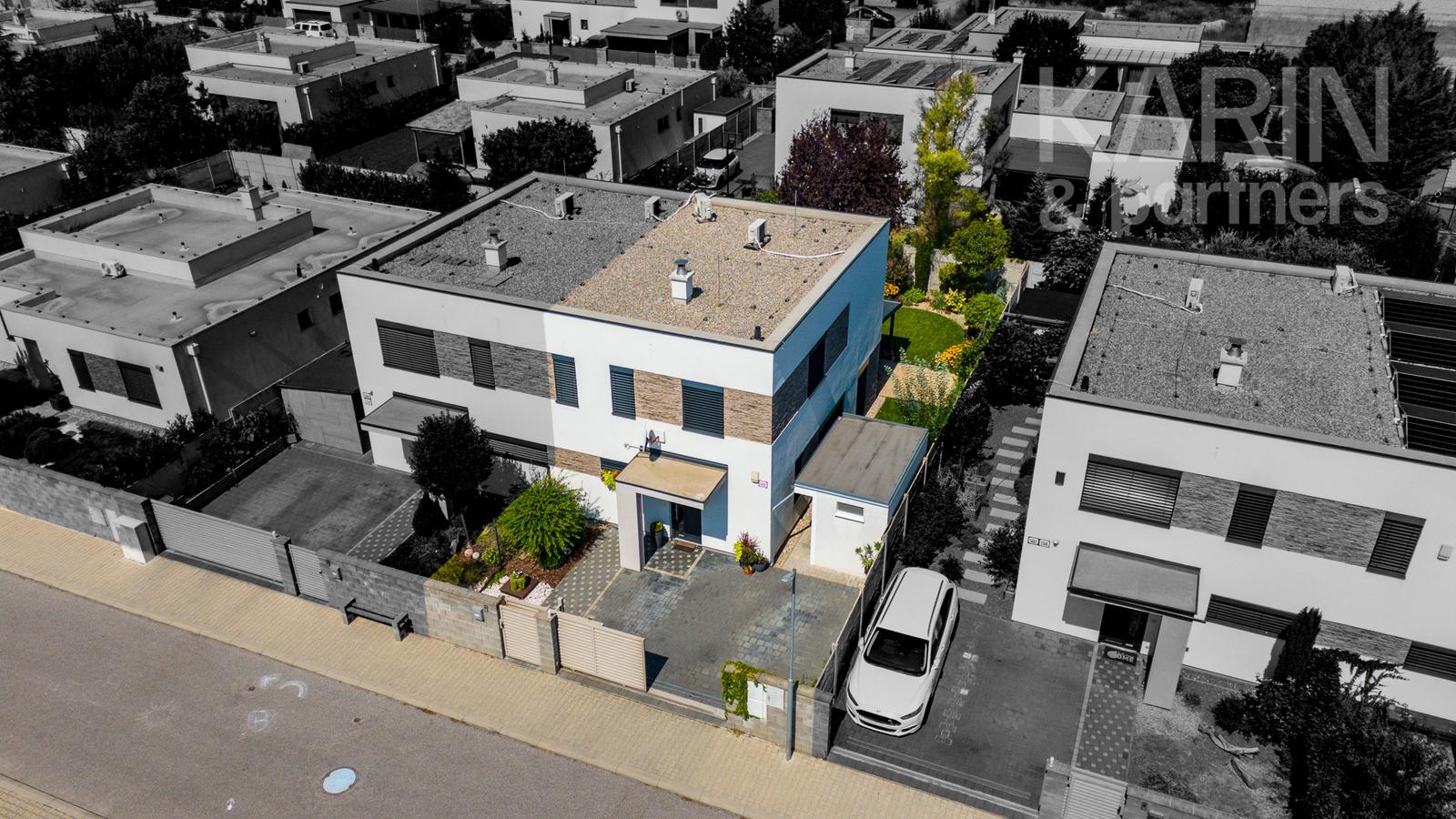 MODERNÝ 4I RODINNÝ DOM S OČARUJÚCOU ZÁHRADOU | ROVINKA RESIDENCE – fotka 2