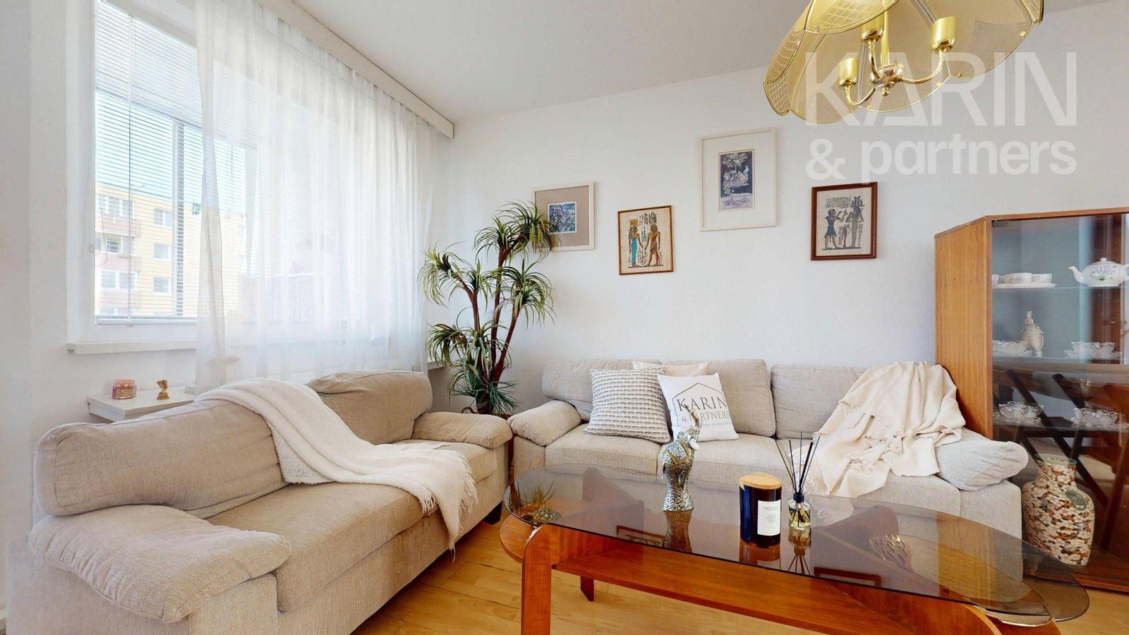 REZERVOVANÉ SVETLÝ KOMPLETNE ZARIADENÝ 3I BYT S PRESKLENOU LODŽIOU A PIVNICOU – fotka 2