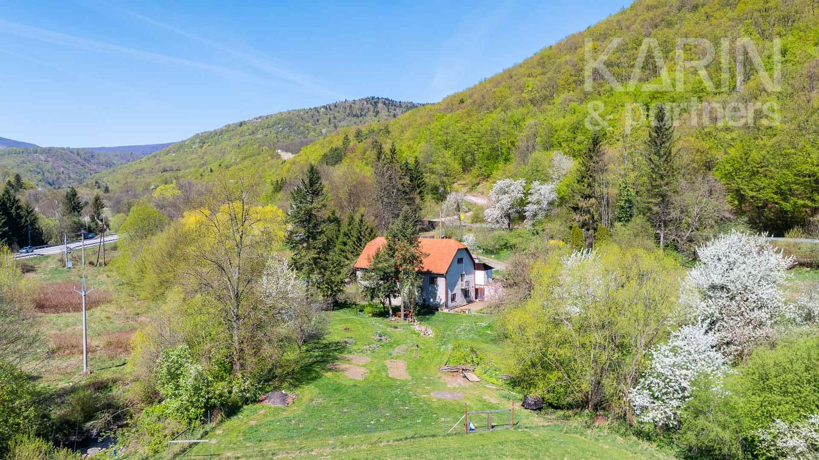 REZERVOVANÉ Čarovná usadlosť - rodinný dom (bývalý mlyn) na polosamote s obrovským oploteným pozemkom 9 232m2  – Janova Lehota
