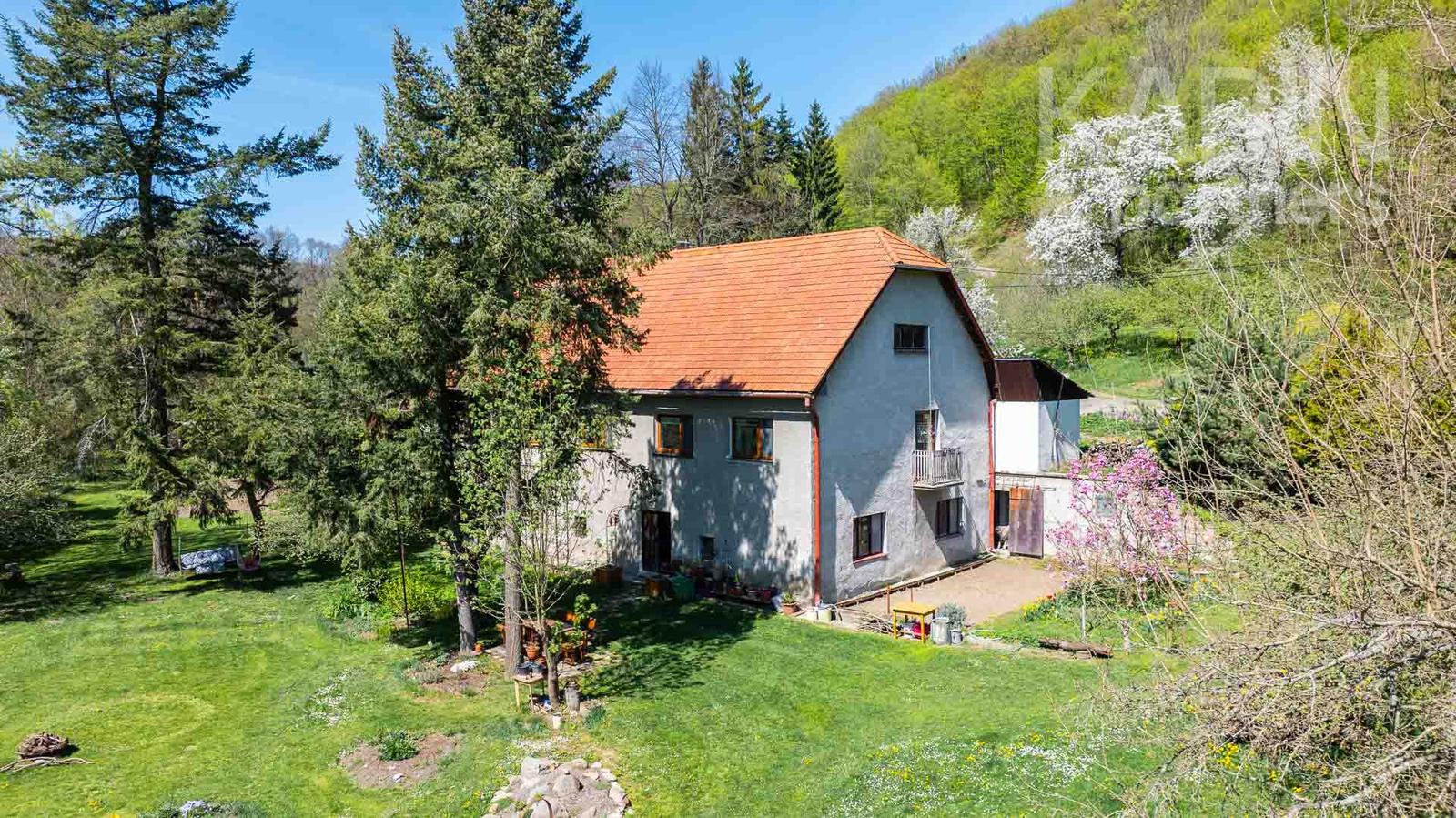 REZERVOVANÉ Čarovná usadlosť - rodinný dom (bývalý mlyn) na polosamote s obrovským oploteným pozemkom 9 232m2  – Janova Lehota – fotka 2