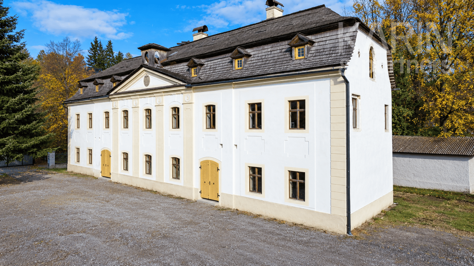 POSLEDNÉ DVA Prémiové podkrovné byty v historickej Gerambovskej kúrii s parkovaním priamo pod Kalváriou