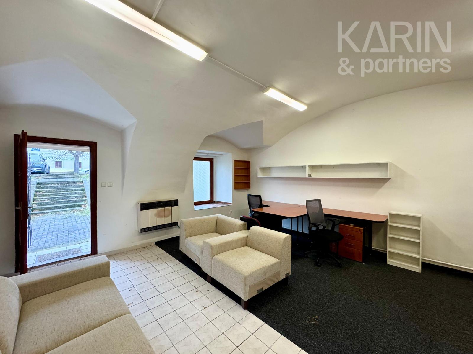 ZARIADENÁ KANCELÁRIA V CENTRE HOLÍČA S PARKOVANÍM