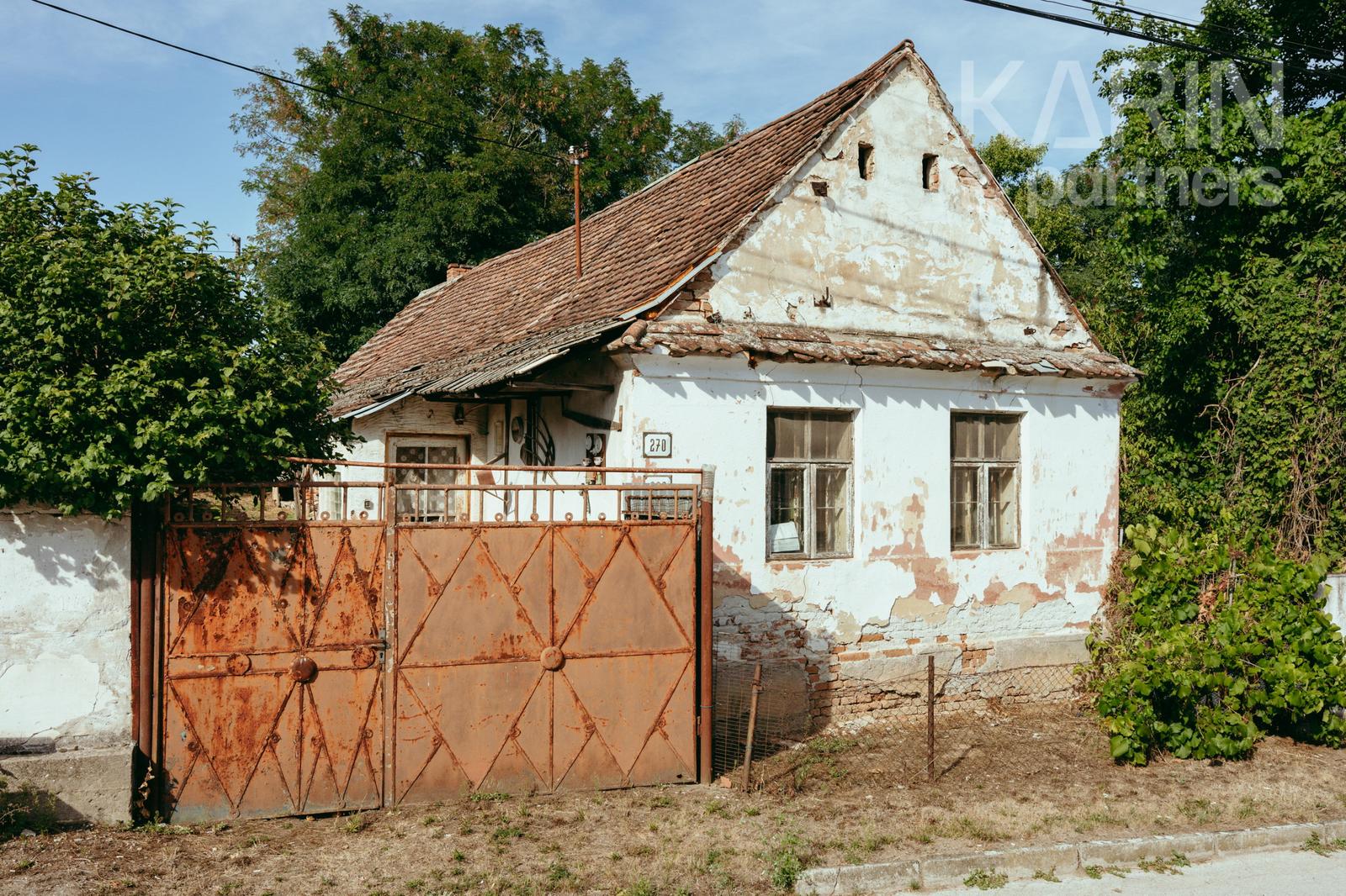 REZERVOVANÉ: Pozemok so starým vidieckym domom v obci Smolinské