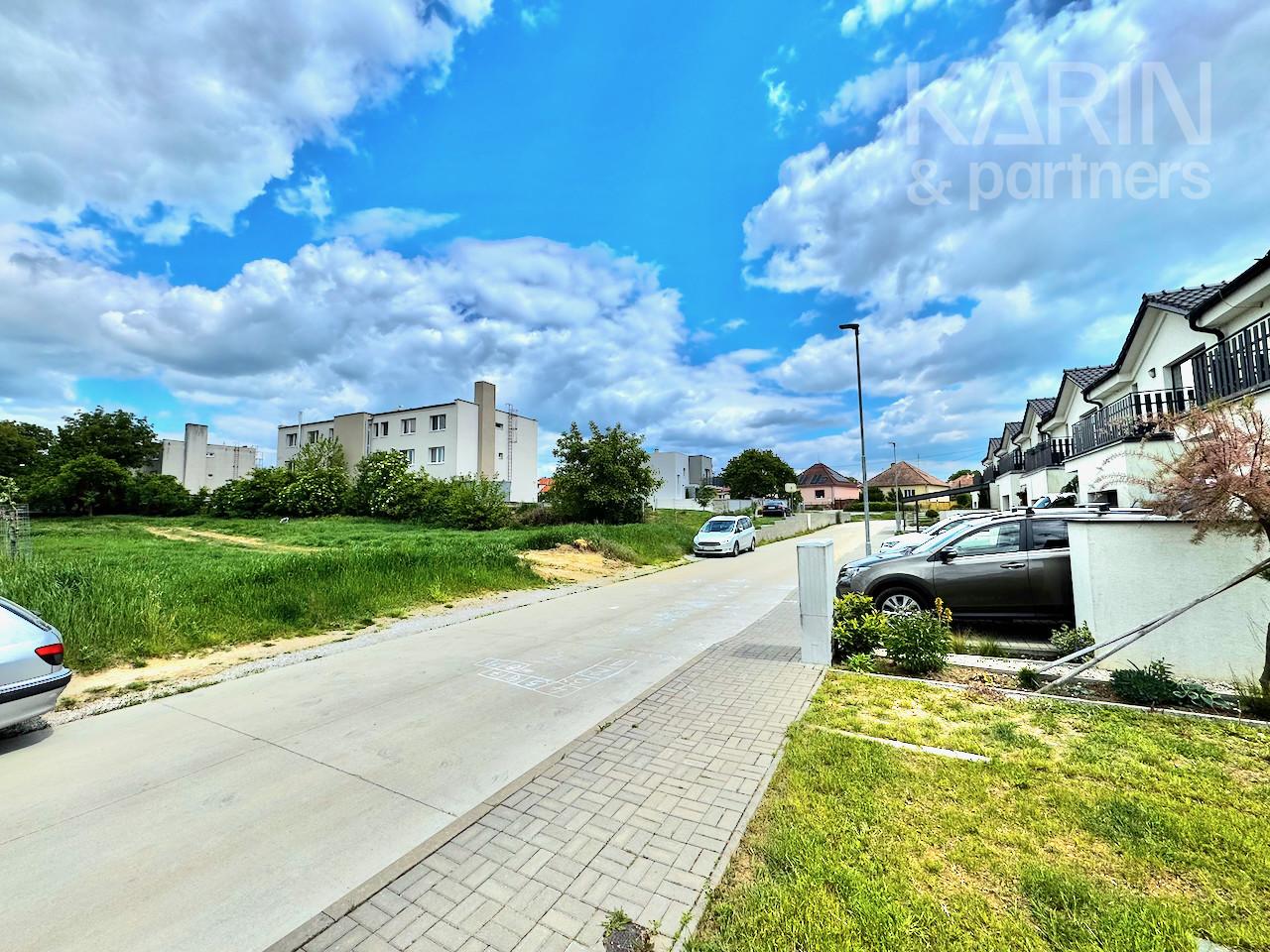ZNÍŽENÁ CENA Investičná príležitosť v Hlbokom: 1695 m2 pre výstavbu RD alebo bytového domu | 3 min. od Senice – fotka 2