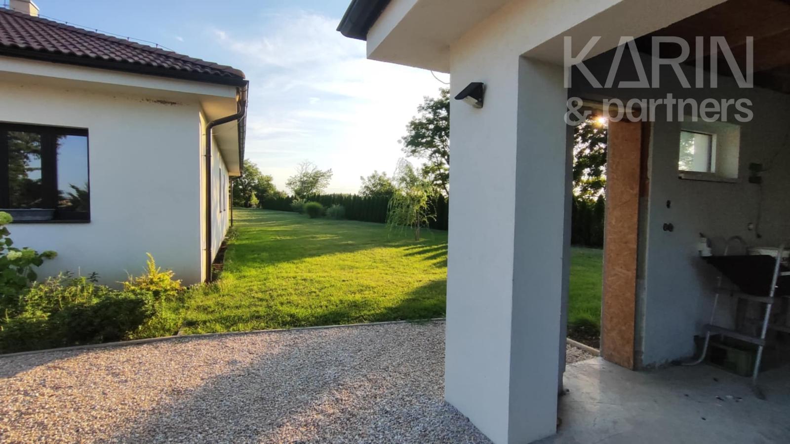 Na predaj exkluzívny rodinný dom - luxusná novostavba s veľkým pozemkom v blízkom okolí Nových Zámkov - Predané