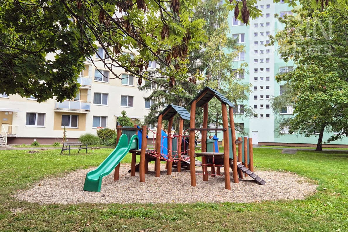 Súrne hľadám 2-izb byt s balkónom na ul. A. Kubinu v Trnave