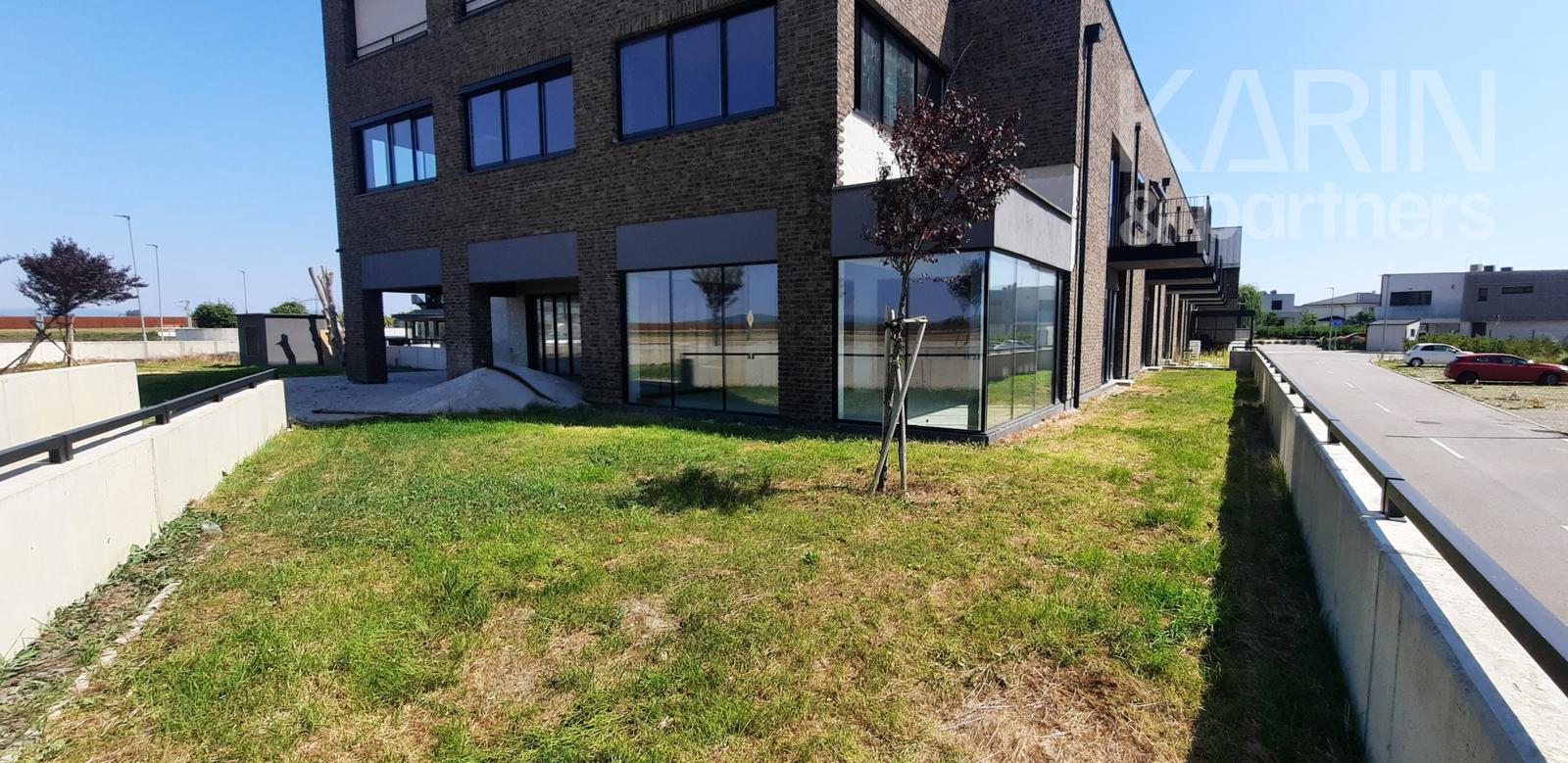 NA PREDAJ OBCHODNÝ PRIESTOR S TERASOU V PROJEKTE DVE SÝPKY, BRATISLAVA JAROVCE, CENA S DPH: 559.650 € – fotka 2