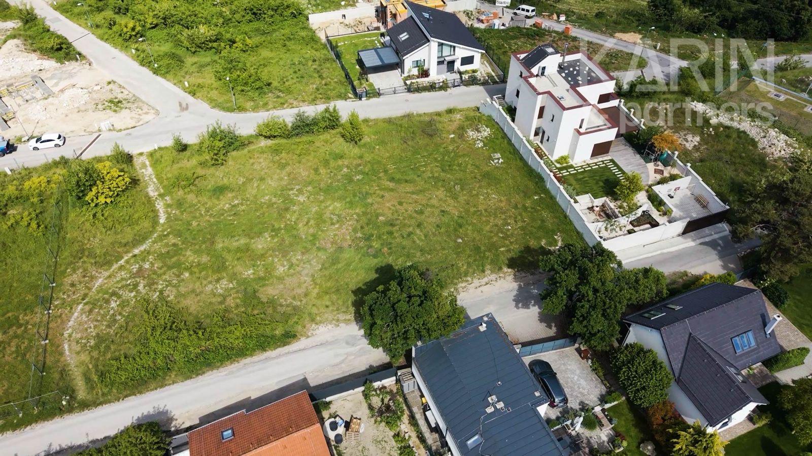 Nová Koliba- prémiový stavebný pozemok 687m² priamo pod lesom