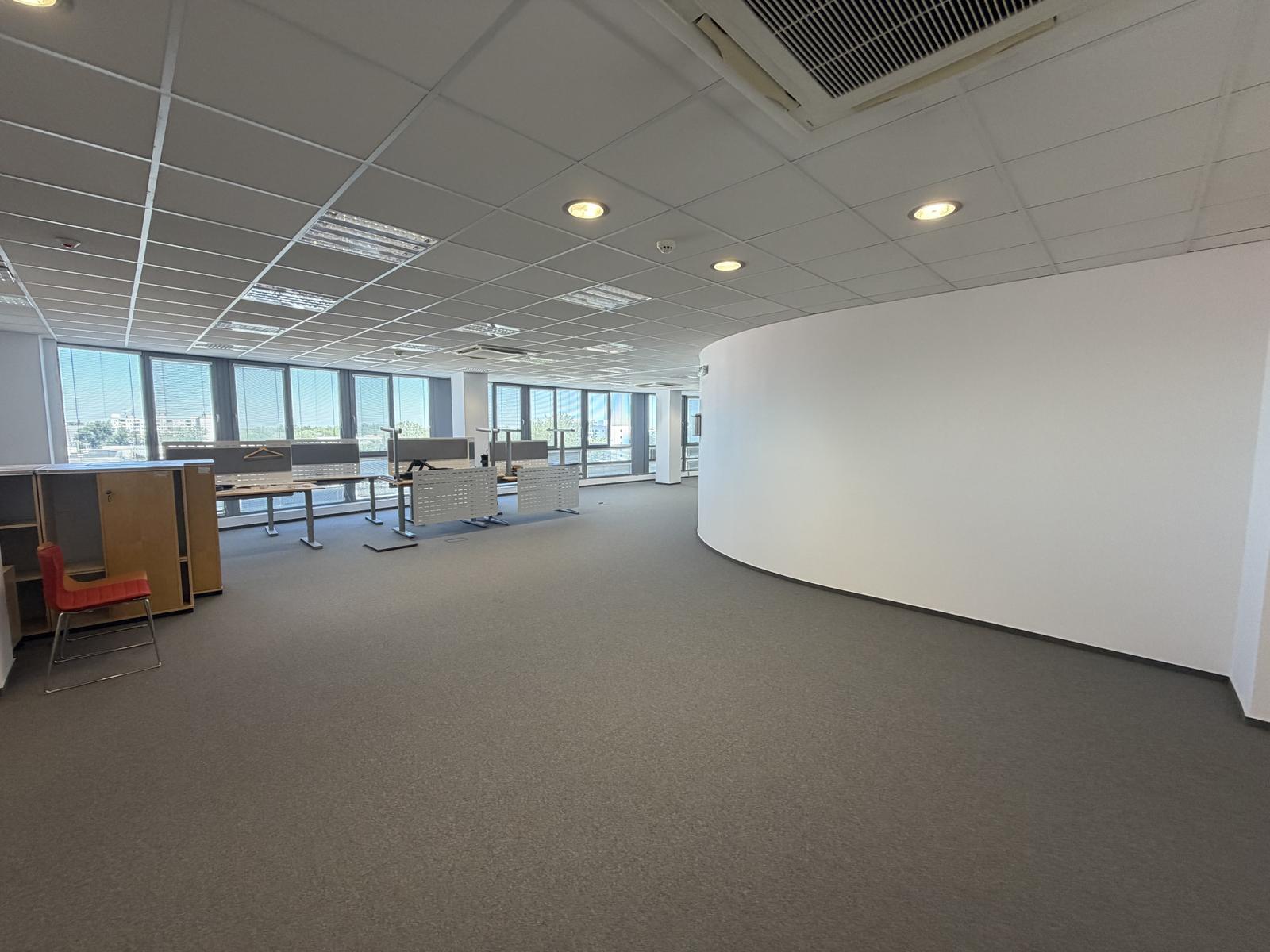 Prenájom samostatného kancelárskeho traktu 176 m² na Rožňavskej ulici v meste Bratislava