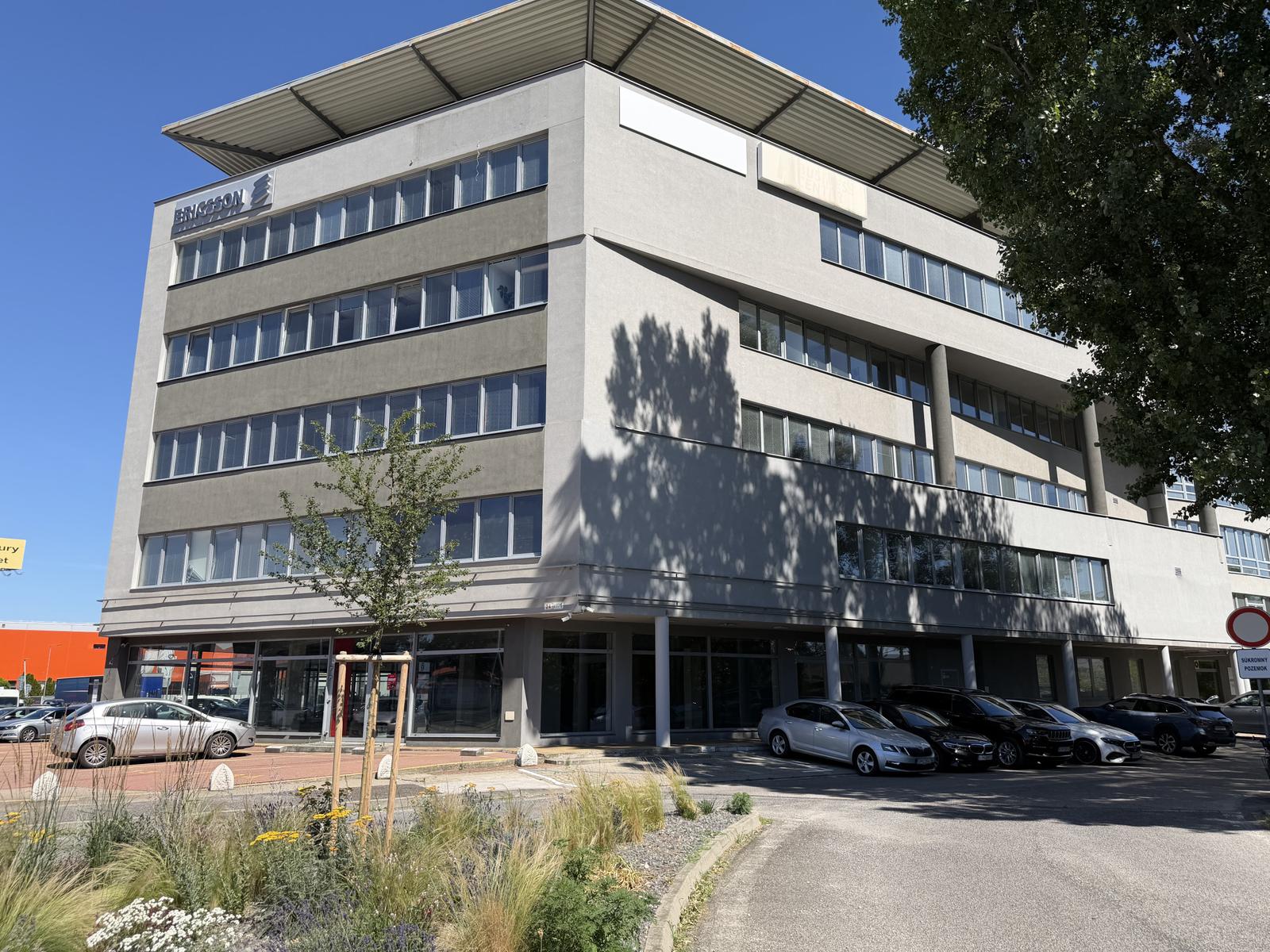 Prenájom samostatného kancelárskeho traktu 594,7 m² na Rožňavskej ulici v meste Bratislava – fotka 2