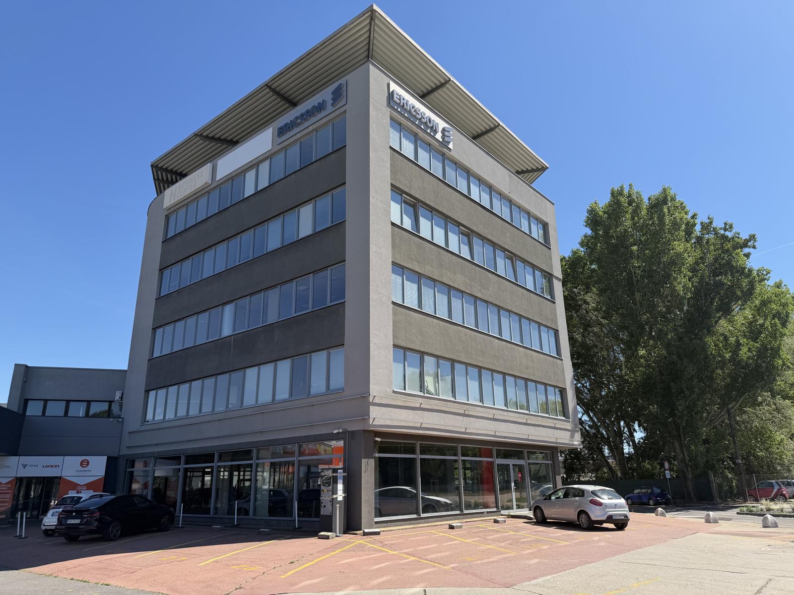 Prenájom samostatného kancelárskeho traktu 594,7 m² na Rožňavskej ulici v meste Bratislava