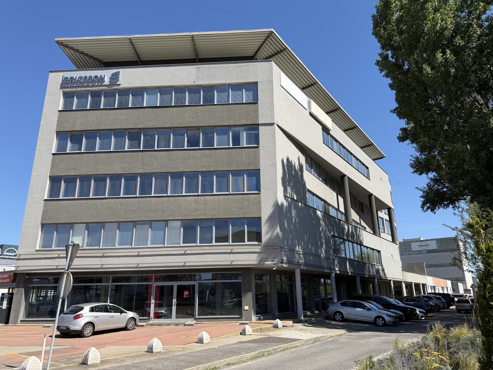 Prenájom samostatného kancelárskeho traktu 173,6 m² na Rožňavskej ulici v meste Bratislava
