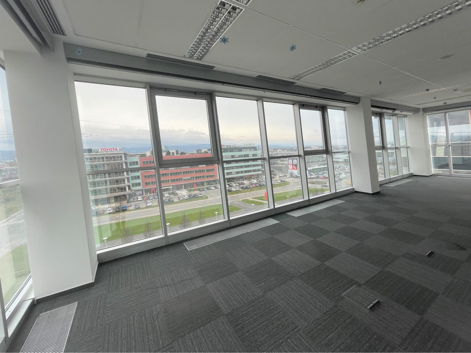 Prenájom kancelárskeho priestoru 411 m² na ulici Galvaniho v meste Bratislava