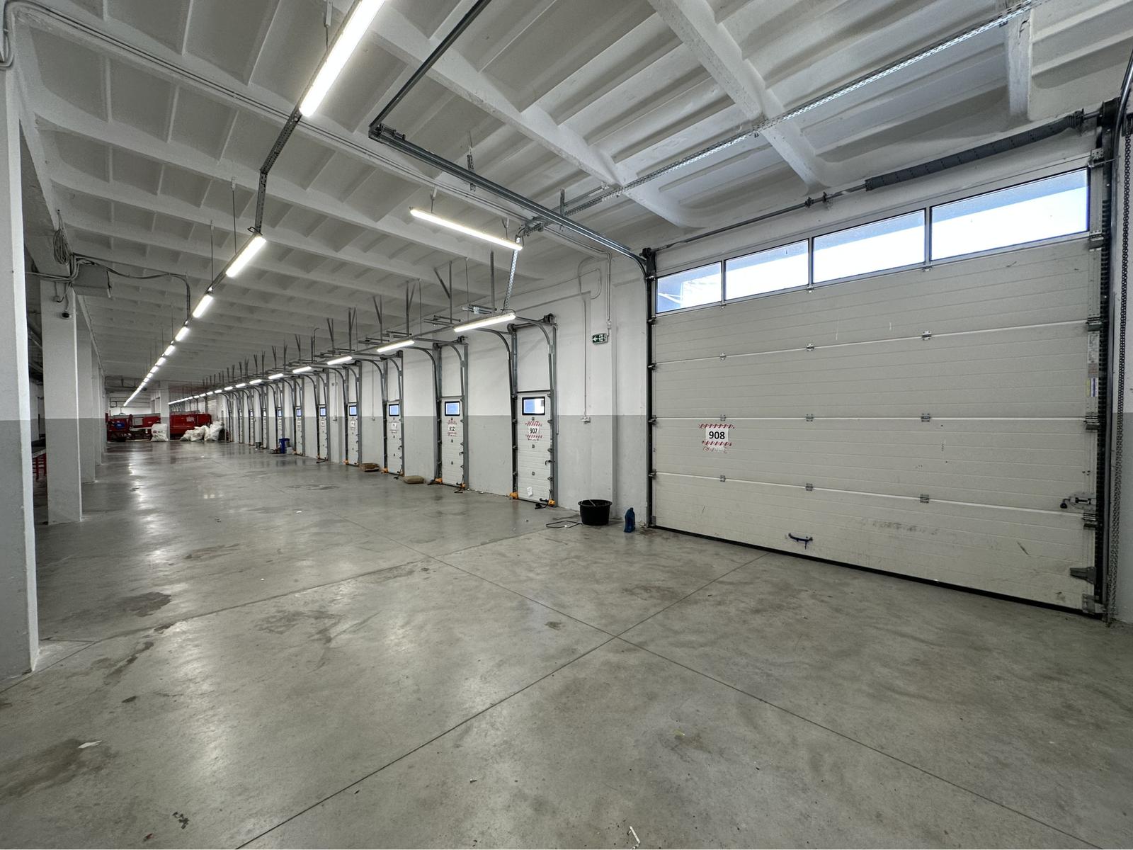 Prenájom distribučného centra 2444 m² s kanceláriami pri letisku v meste Bratislava