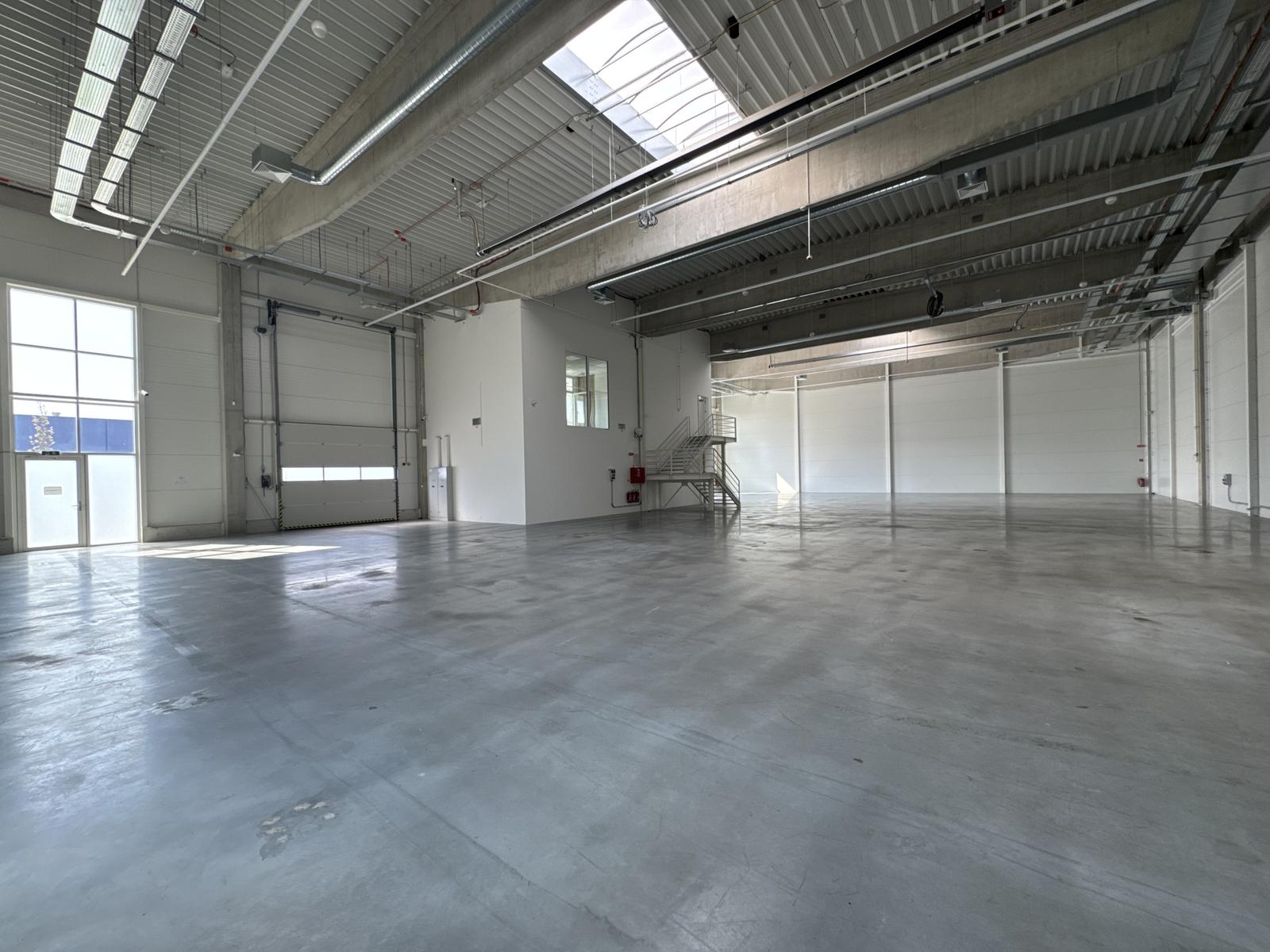 Prenájom výrobno-skladového priestoru 809 m² + kancelárie 161 m² v časti Bratislava Bory