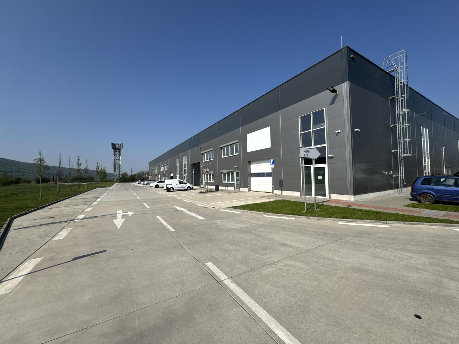 Prenájom výrobno-skladového priestoru 809 m² + kancelárie 161 m² v časti Bratislava Bory – fotka 2