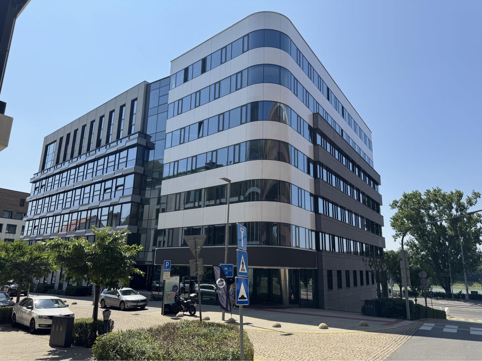 Prenájom samostatného kancelárskeho traktu 407 m² pri nábreží Dunaja v meste Bratislava