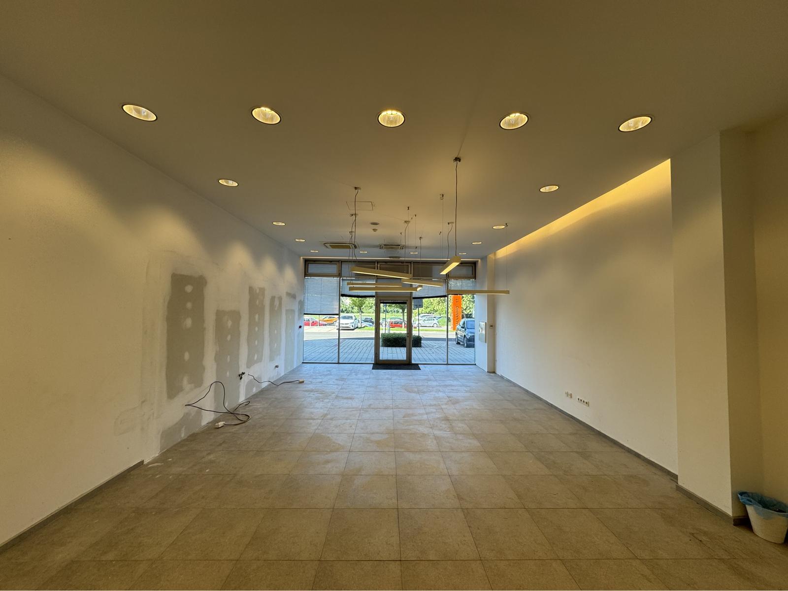 Prenájom prízemného obchodného priestoru 82 m² vo frekventovanej lokalite mesta Bratislava
