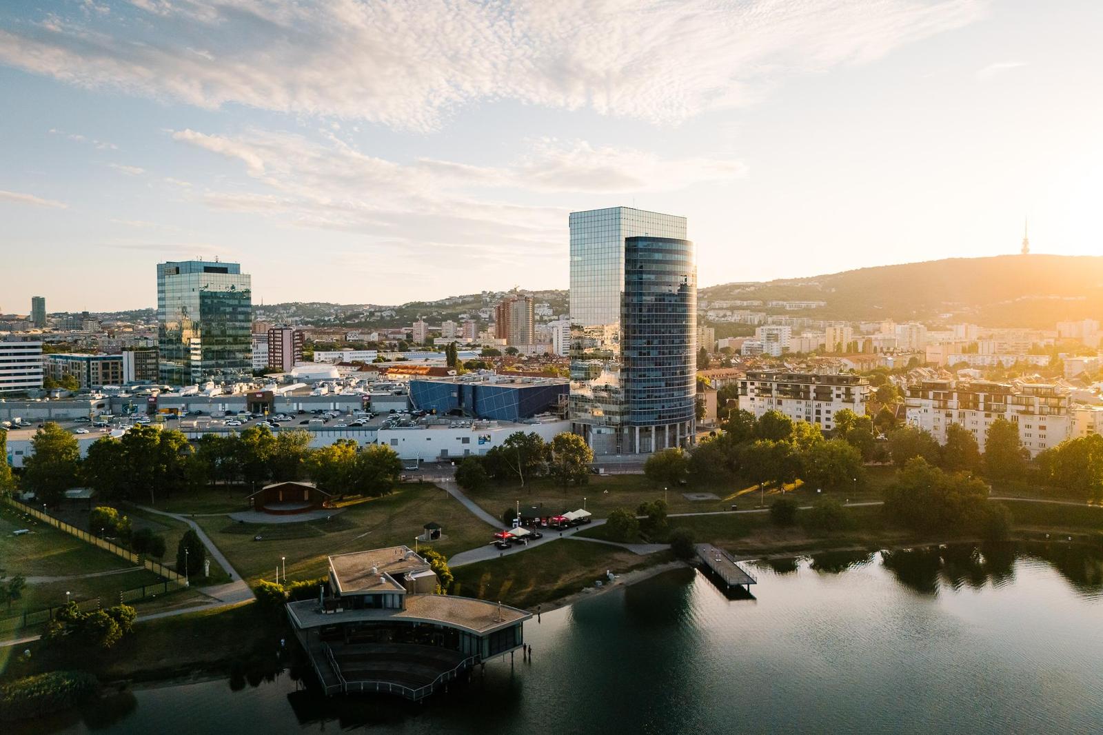 Prenájom novozrekonštruovaného samostatného kancelárskeho traktu 308 m² pri jazere Kuchajda v meste Bratislava – fotka 2