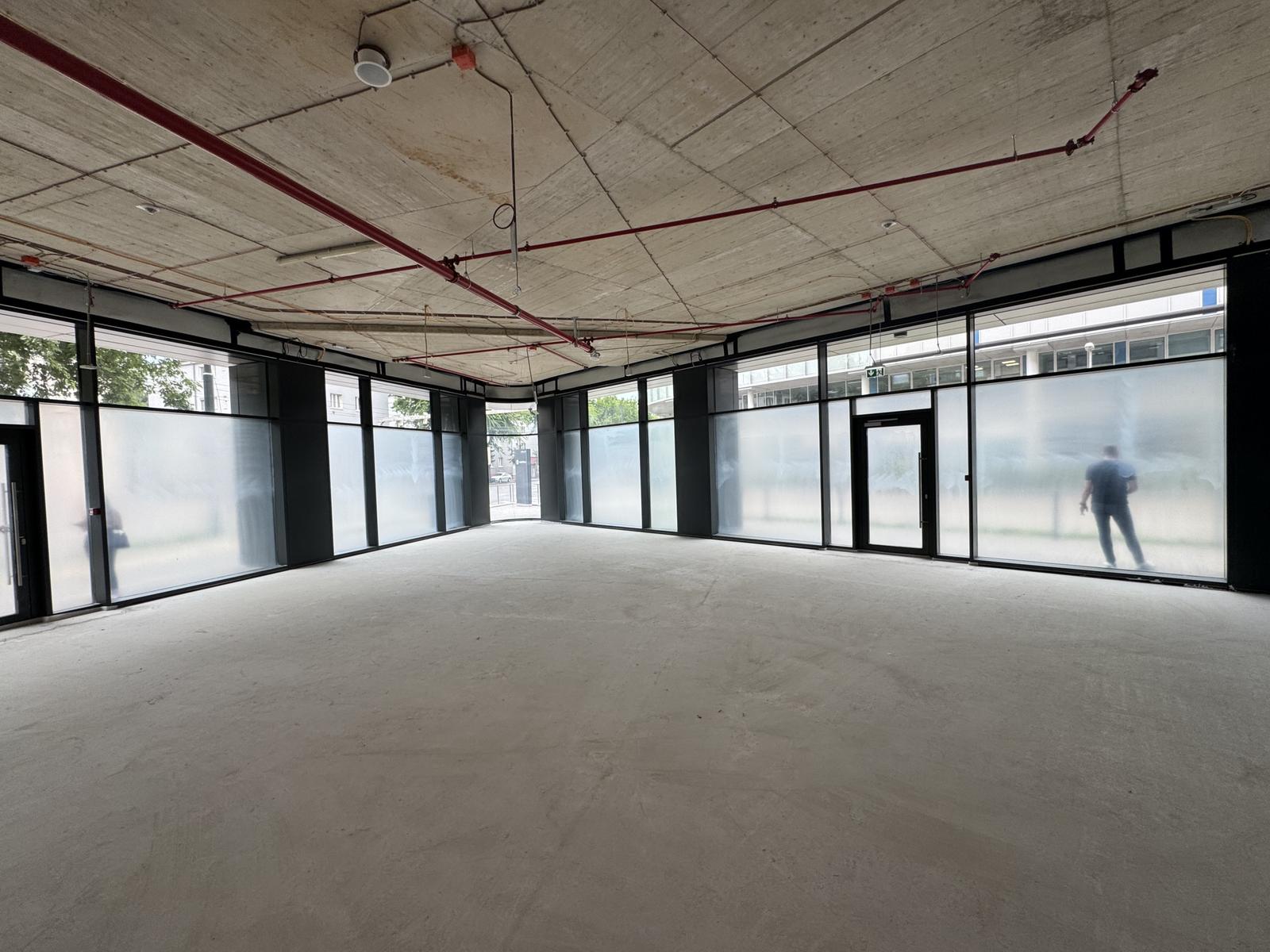 Prenájom rožného obchodného priestoru 147 m² v skvelej lokalite v centre mesta Bratislava