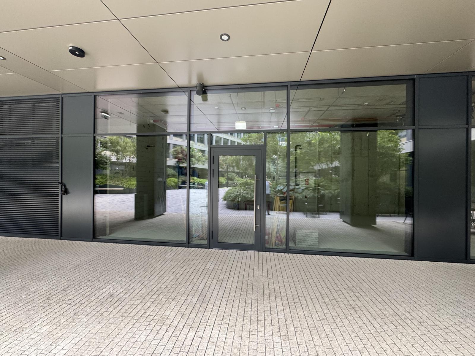 Prenájom obchodného priestoru 52 m² v skvelej lokalite v centre mesta Bratislava – fotka 2