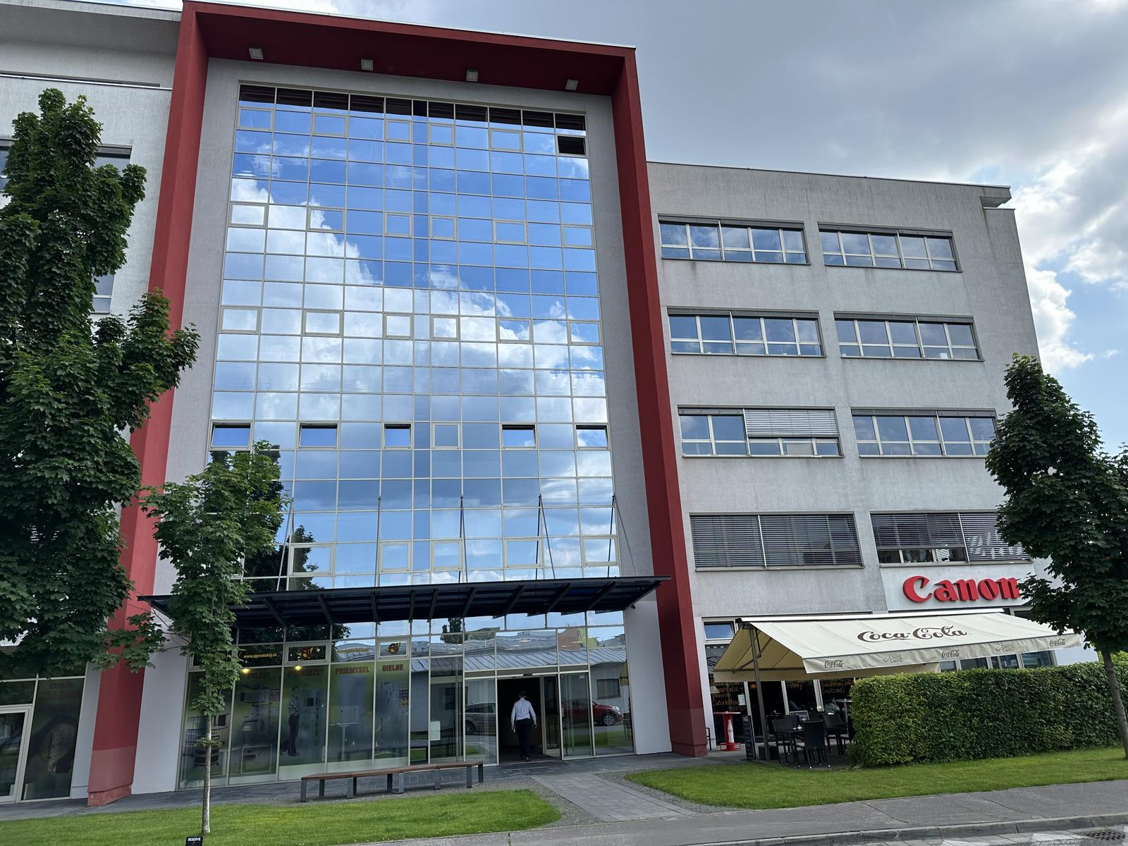 Prenájom 2 samostatných kancelárií 44,20 m² v Galvaniho biznis centre v meste Bratislava