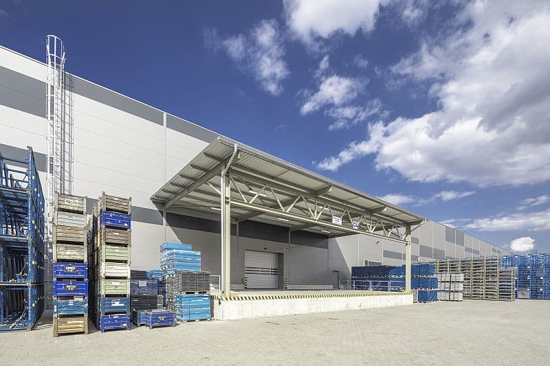 Prenájom skladových priestorov od 1800 m² vrátane kancelárií v meste Malacky – fotka 2