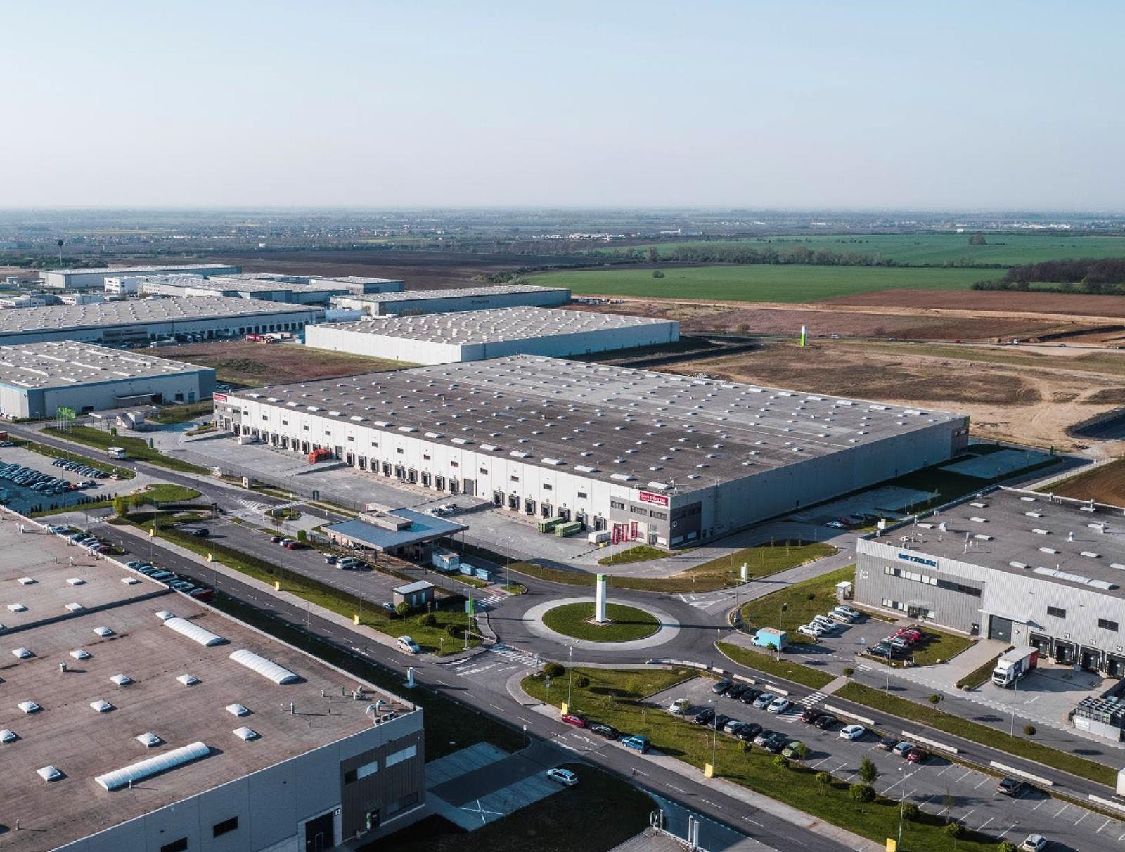 Prenájom skladových priestorov od 2500 m² vrátane kancelárií v meste Senec
