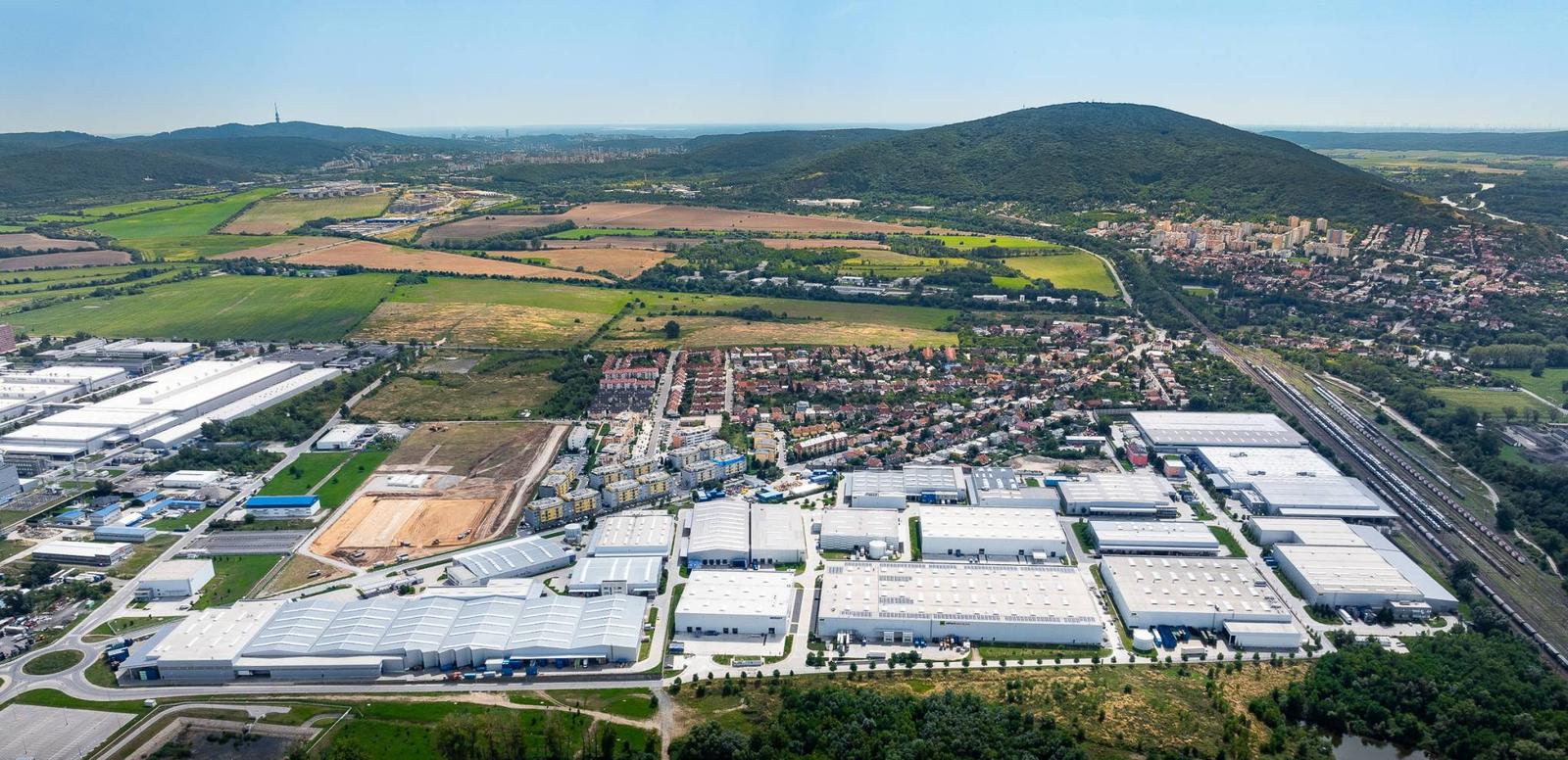 Prenájom skladových priestorov od 2300 m² vrátane kancelárií v meste Bratislava - Devínska Nová Ves – fotka 2