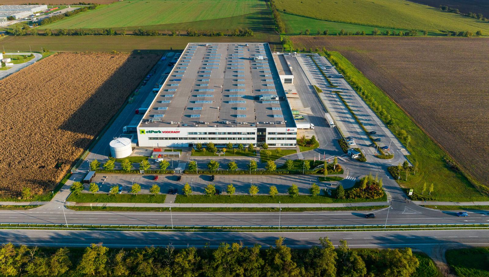 Prenájom skladových priestorov od 1650 m² s kanceláriami v blízkosti mesta Trnava