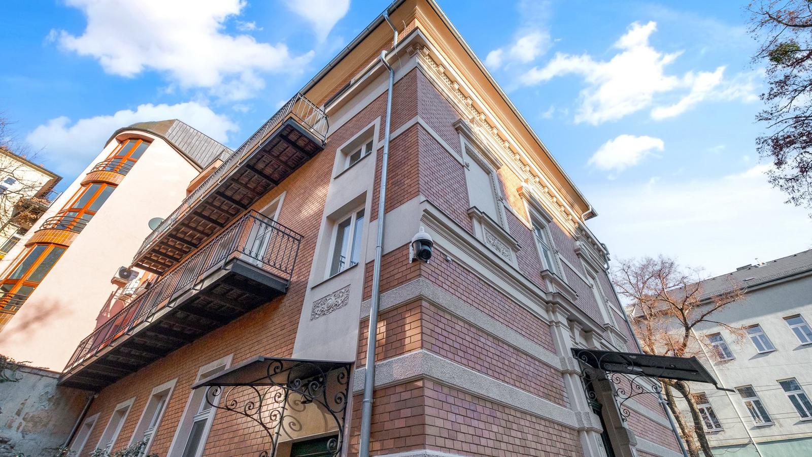 Predaj exkluzívnej a kompletne zrekonštruovanej historickej budovy na Štefánikovej ulici v meste Bratislava – fotka 2
