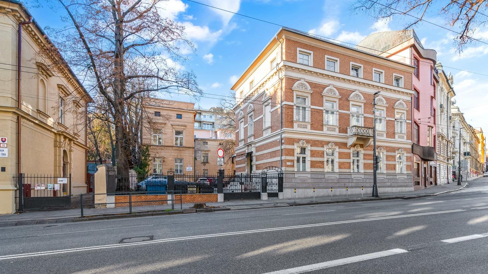Predaj exkluzívnej a kompletne zrekonštruovanej historickej budovy na Štefánikovej ulici v meste Bratislava