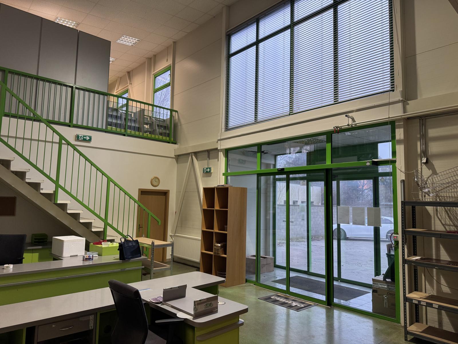 Prenájom 2-podlažného obchodno-skladového priestoru 672 m² na Bajkalskej ulici v meste Bratislava