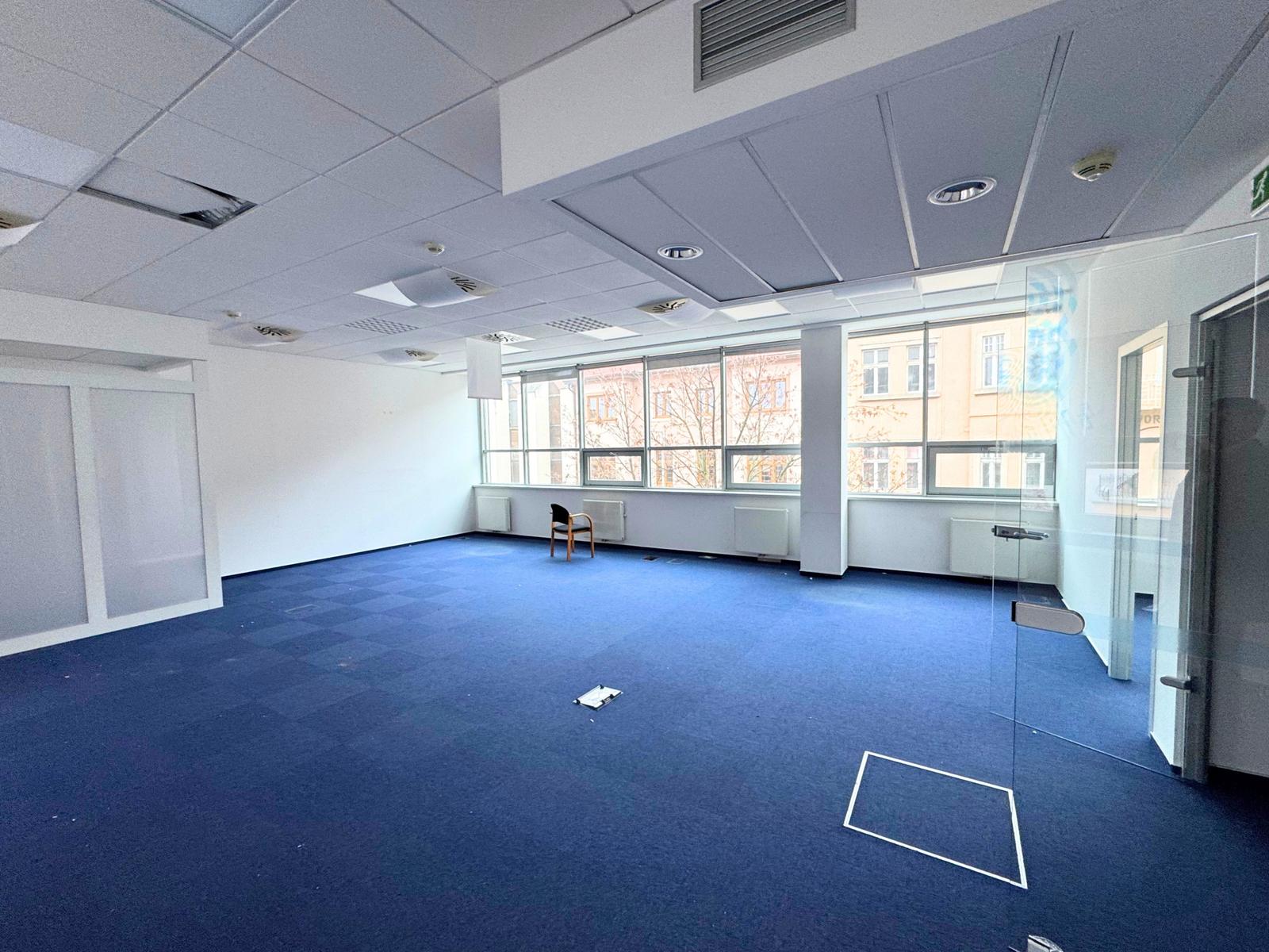 Prenájom samostatného komerčného priestoru od 335 m² v nákupnom centre Aupark v meste Piešťany