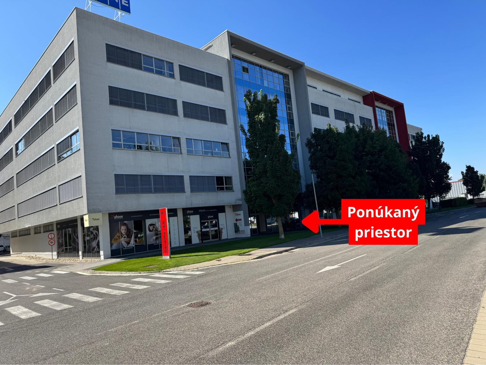 Prenájom prízemného obchodného priestoru 99 m² vo frekventovanej lokalite mesta Bratislava – fotka 2