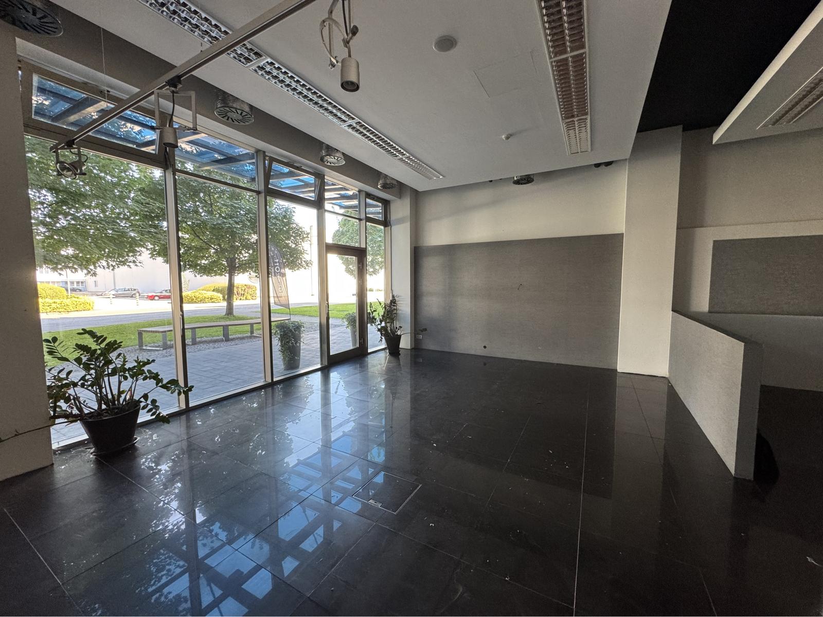Prenájom prízemného obchodného priestoru 99 m² vo frekventovanej lokalite mesta Bratislava
