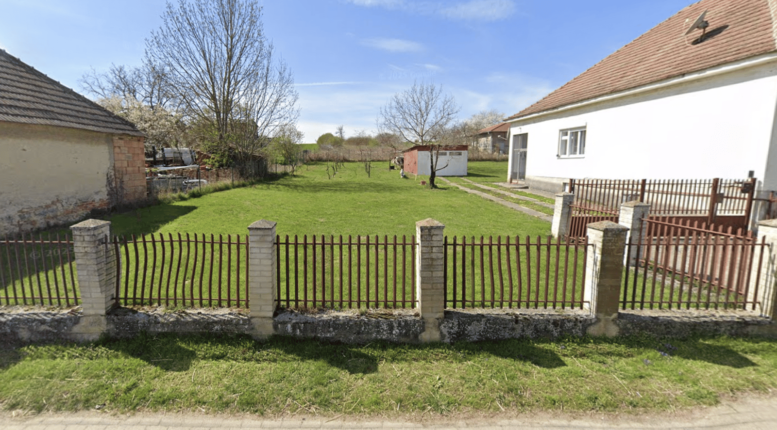 Pozemok 4 637 m² na predaj vhodný na výstavbu bytov alebo rodinných domov v obci Veľké Ripňany, časť Behynce