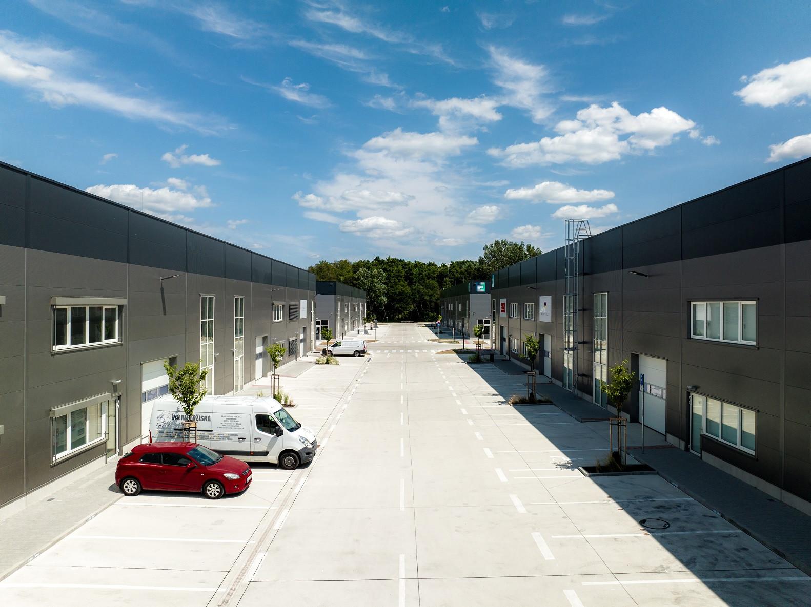 Prenájom obchodno-skladového priestoru 404 m² s modernými kanceláriami 128 m² – Bratislava, Bory – fotka 2