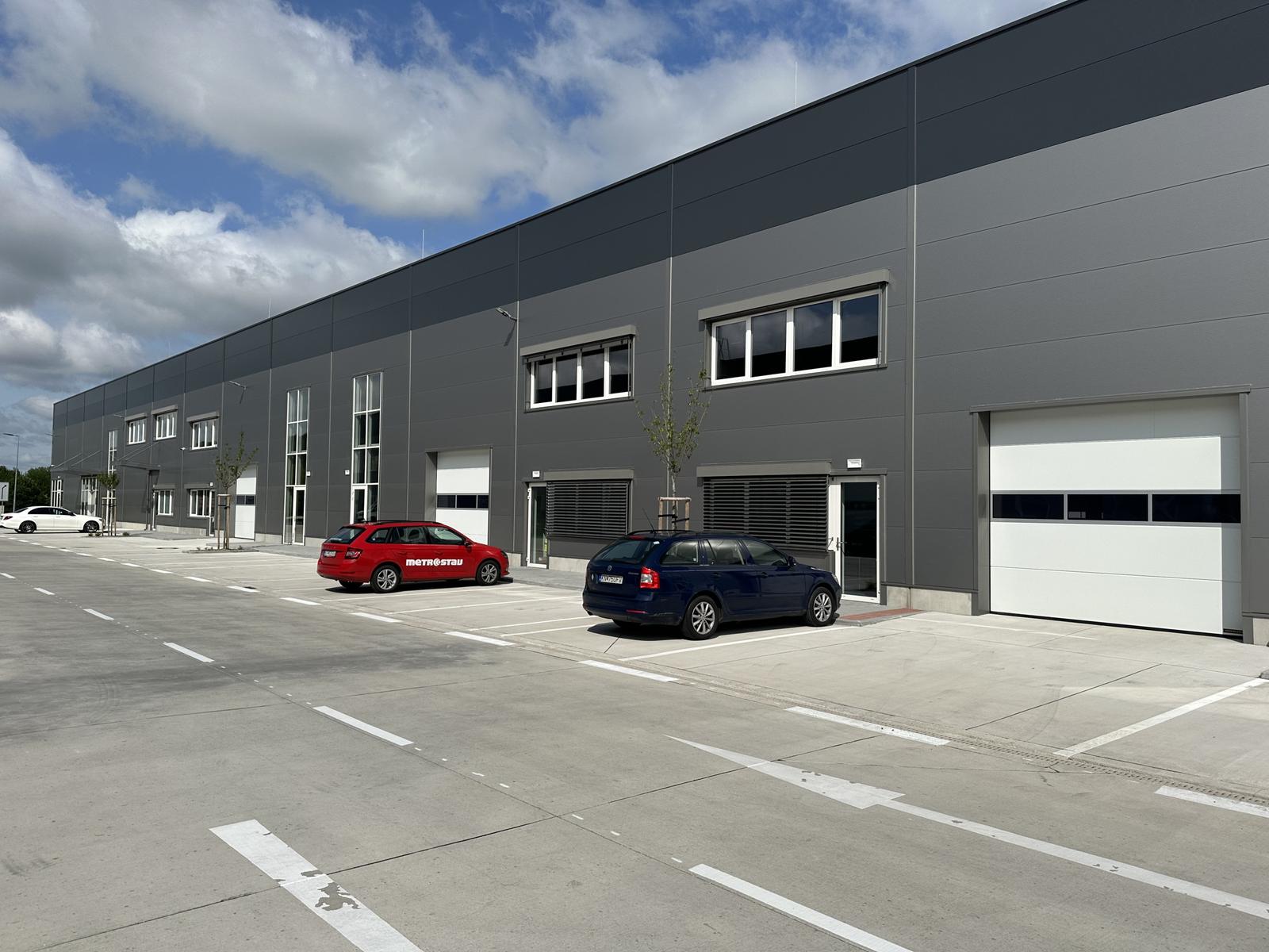 Prenájom obchodno-skladového priestoru 404 m² s modernými kanceláriami 128 m² – Bratislava, Bory