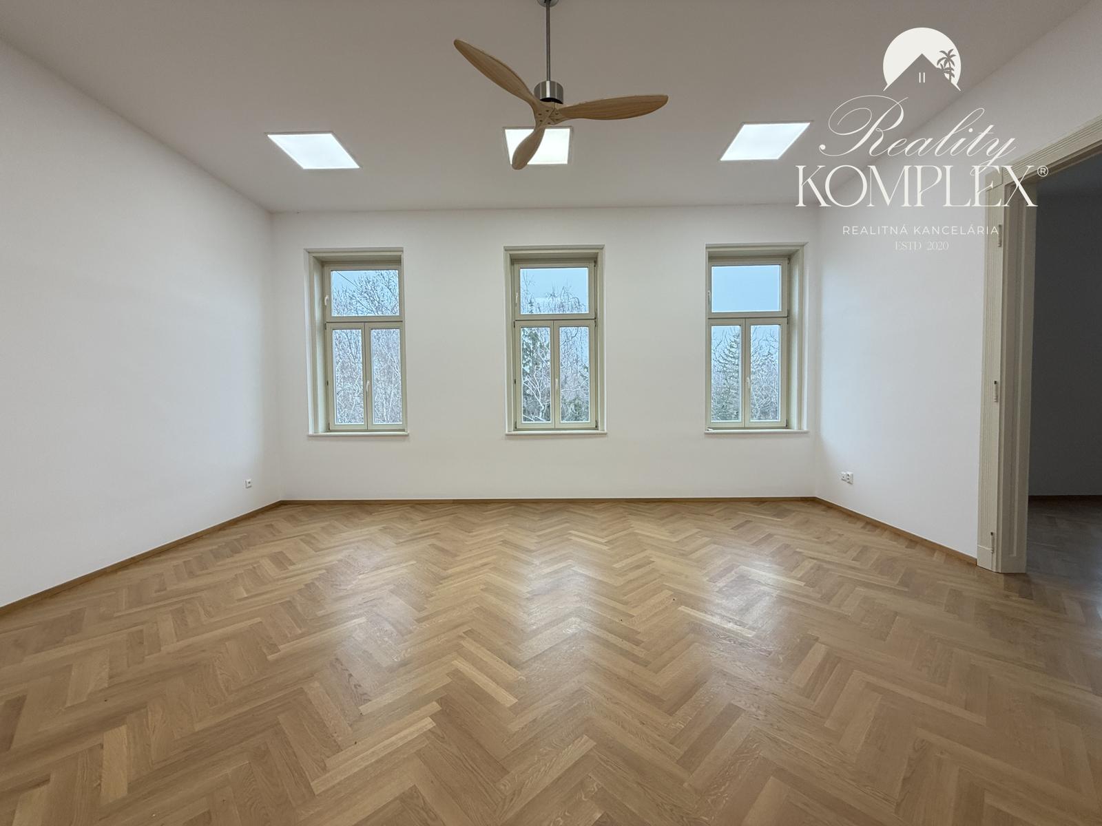Reality KOMPLEX s.r.o. Vám ponúka v samotnom srdci mesta Komárno na prenájom priestranný a reprezentatívny kancelársky priestor,