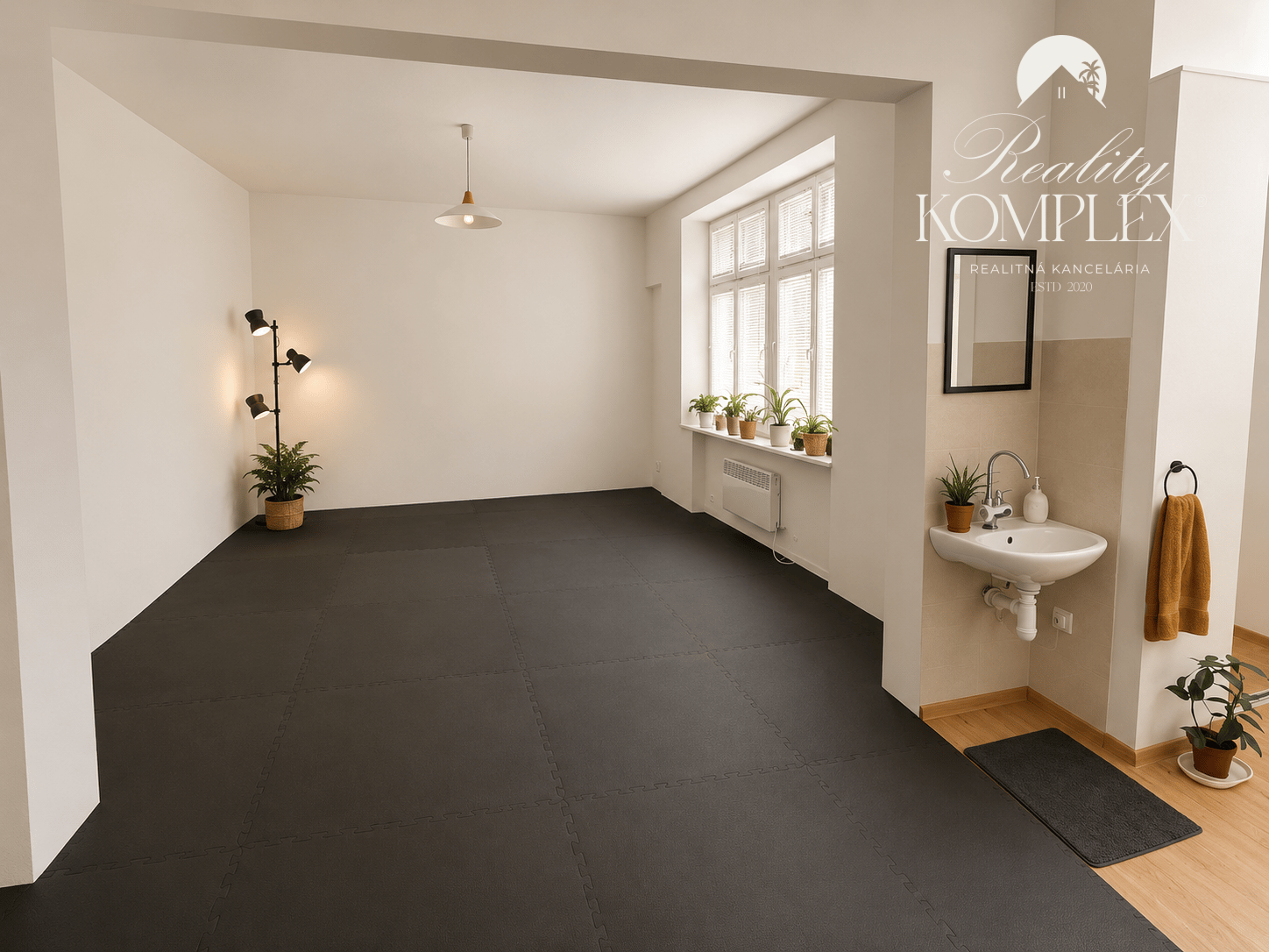 Reality KOMPLEX s.r.o. Vám ponúka na prenájom moderný multifunkčný priestor v centre Komárna