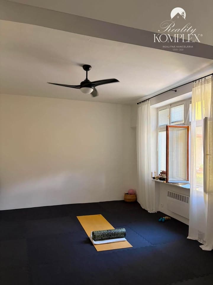 Reality KOMPLEX s.r.o. Vám ponúka na prenájom moderný multifunkčný priestor v centre Komárna – fotka 2