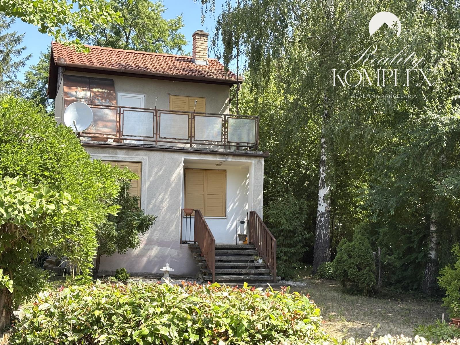 EXKLUZÍVNE IBA U NÁS !!! Reality KOMPLEX s.r.o. vám ponúka na predaj rekreačnú chatu obklopenú krásnou prírodou v obci Radvaň nad Dunajom, 50m od  piesočnatej pláže Dunaja !!!
