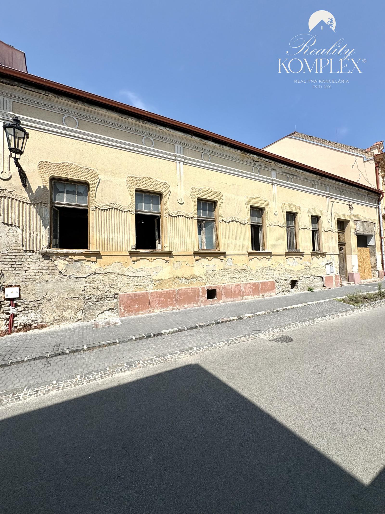 EXKLUZÍVNE IBA U NÁS !!! Reality KOMPLEX s.r.o. vám ponúka na predaj výnimočný dom v srdci historického Komárna – bývanie aj investícia s budúcnosťou !!!